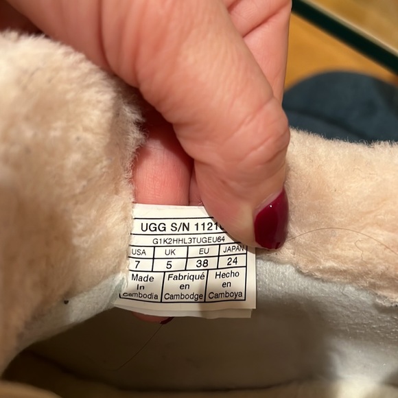 Uggs size 7 white color I wore it once. No stains. Perfect condition. - Picture 9 of 9